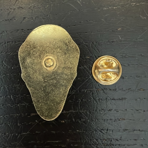 Choose vintage Red Wings pin, NHl, hockey accessories, red and white - Picture 3 of 8